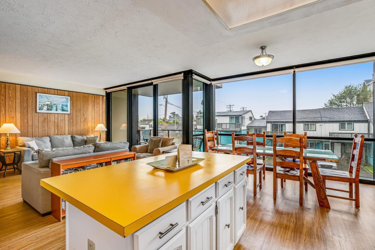 Sand & Sea: The Columbia Apartment Seaside Exterior photo