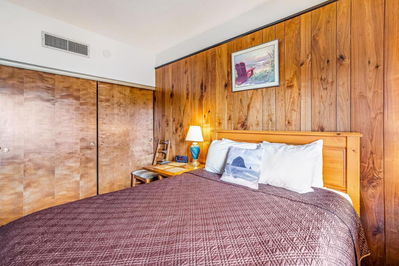 Sand & Sea: The Columbia Apartment Seaside Exterior photo