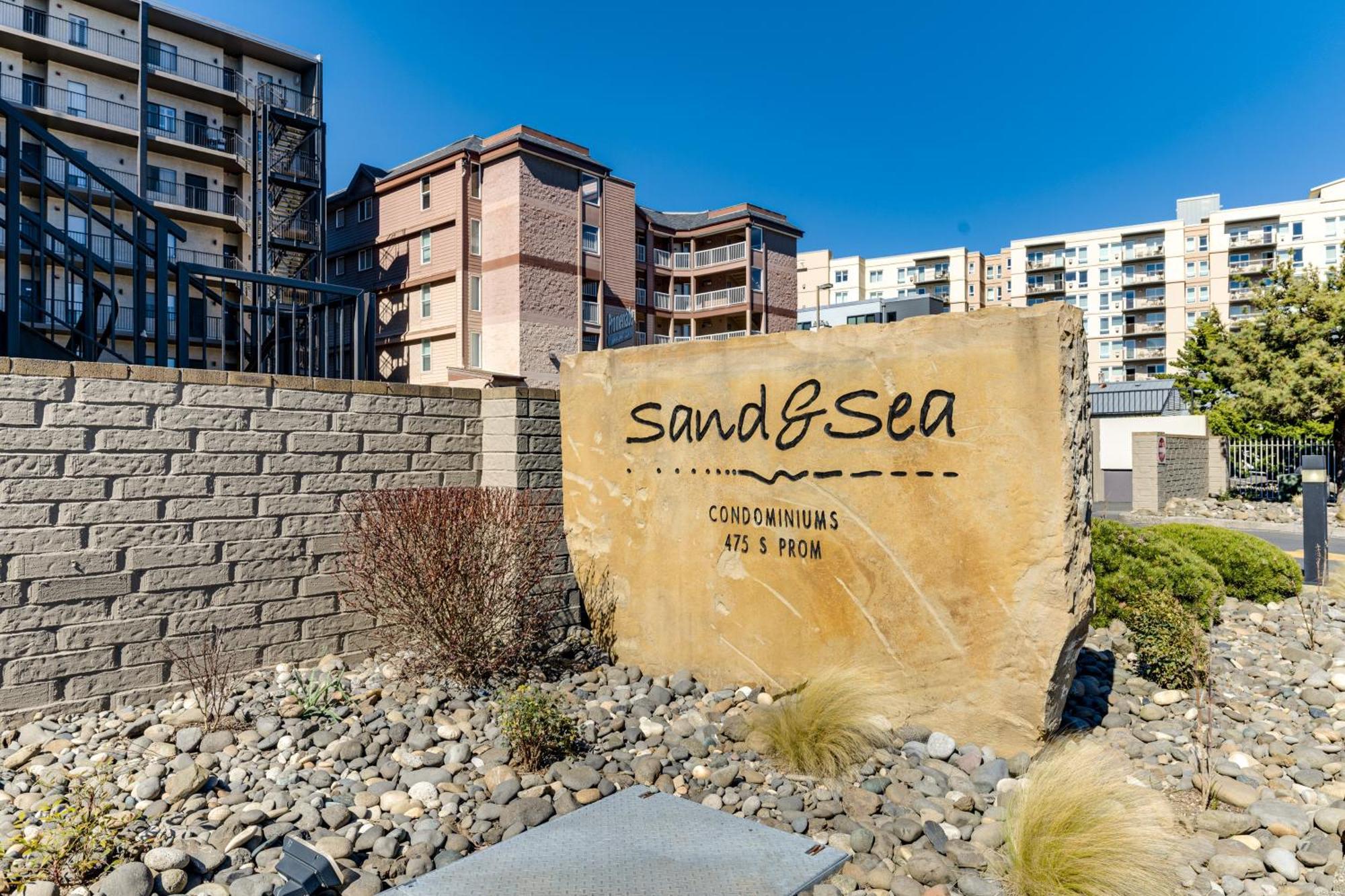 Sand & Sea: The Columbia Apartment Seaside Exterior photo